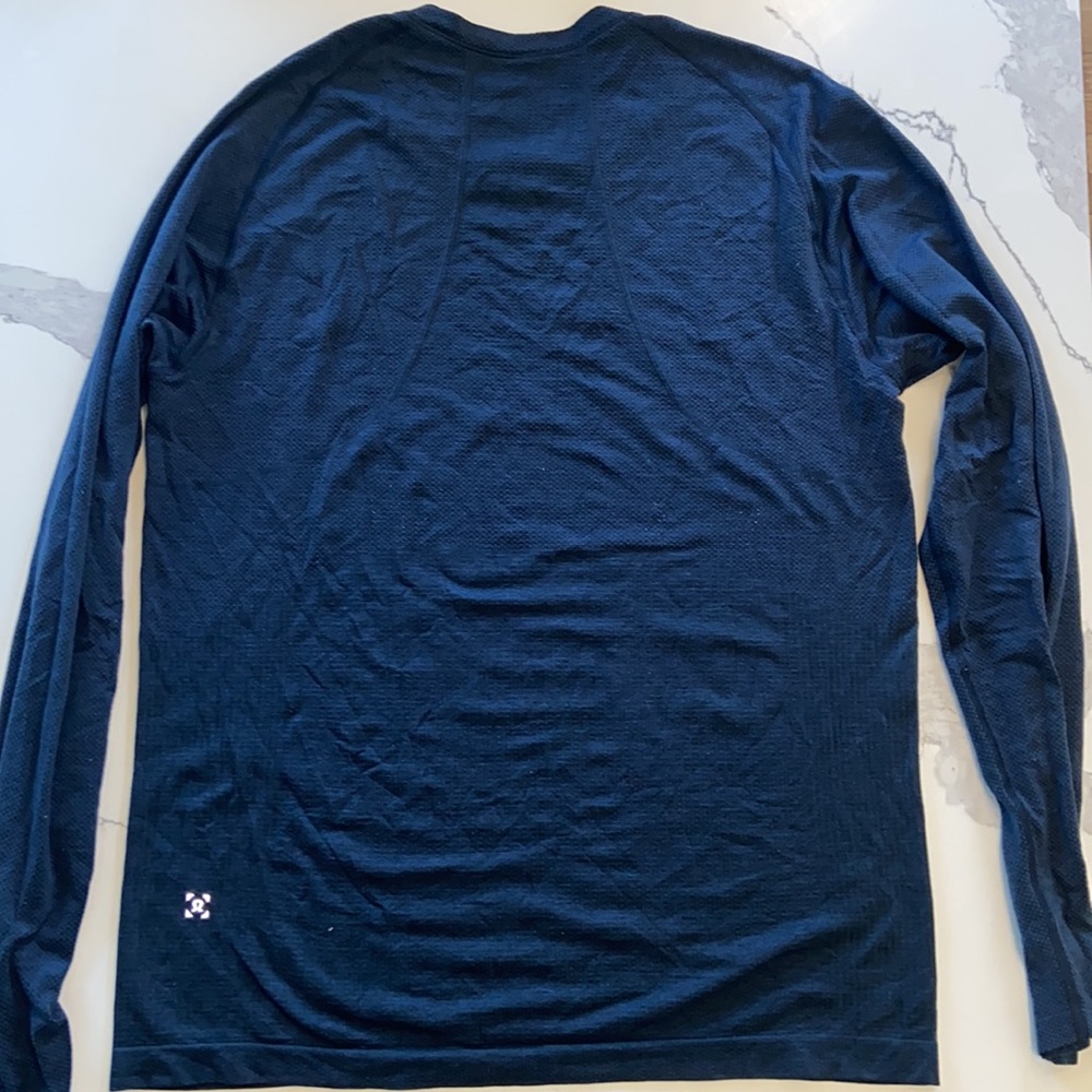 Lulu lemon like new shirt. Only worn once! Size M - Picture 2 of 3